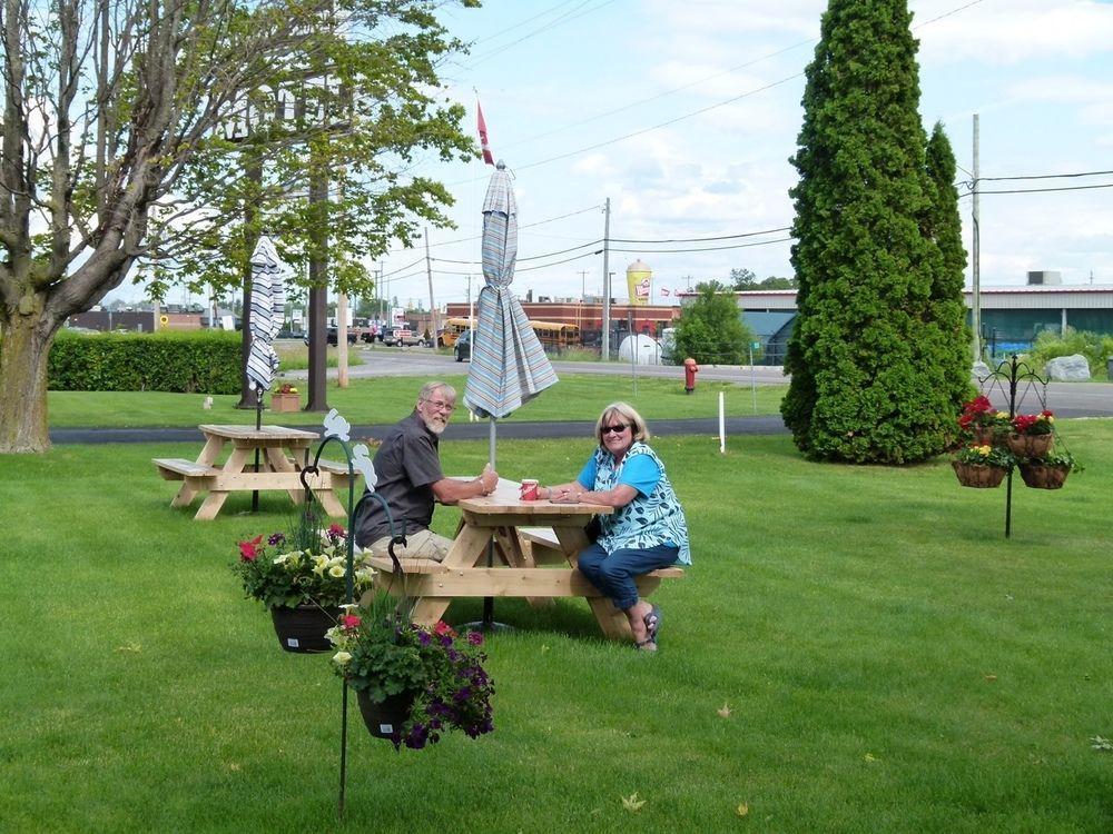 Country Squire Motel Arnprior Buitenkant foto