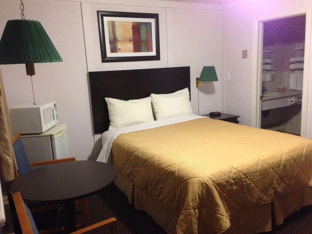 Country Squire Motel Arnprior Buitenkant foto