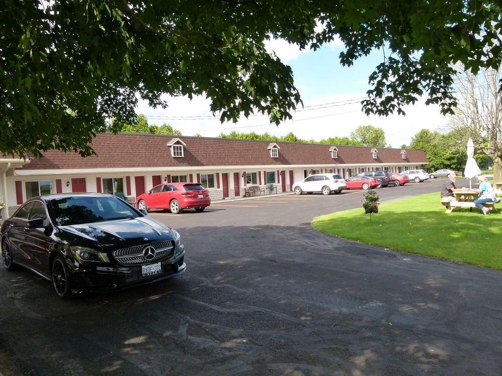 Country Squire Motel Arnprior Buitenkant foto
