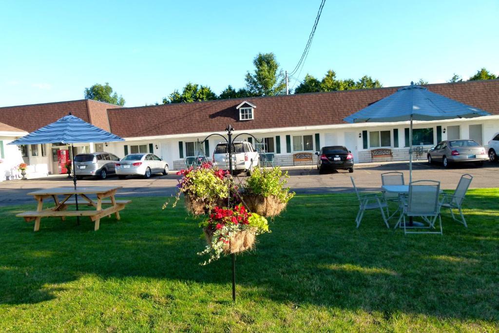Country Squire Motel Arnprior Buitenkant foto