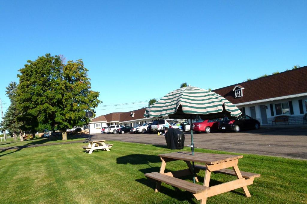 Country Squire Motel Arnprior Buitenkant foto