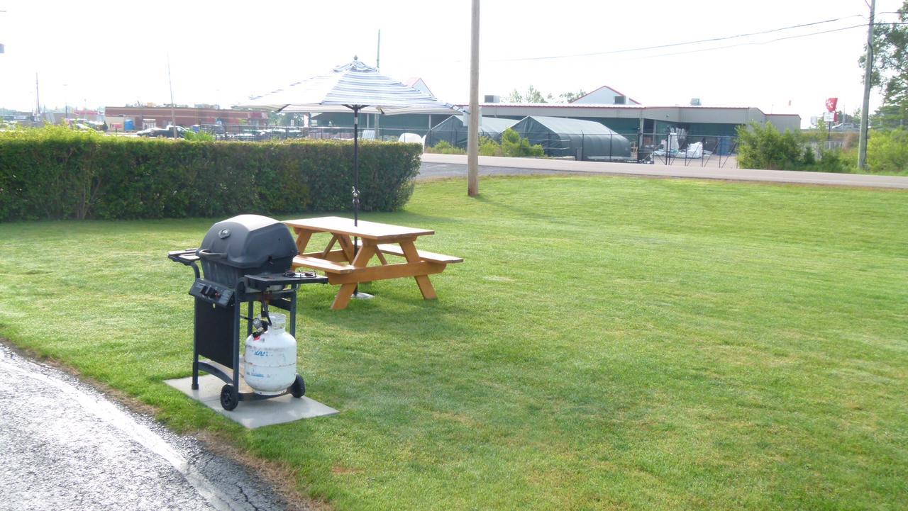 Country Squire Motel Arnprior Buitenkant foto