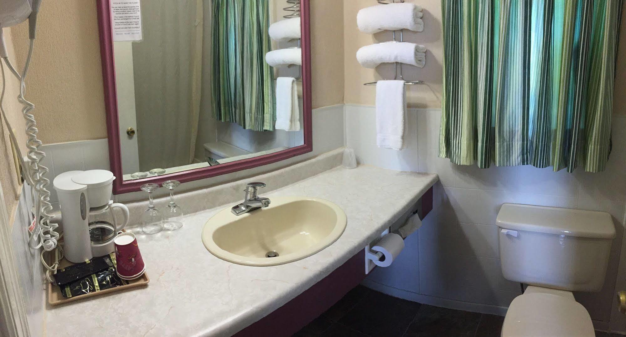 Country Squire Motel Arnprior Buitenkant foto