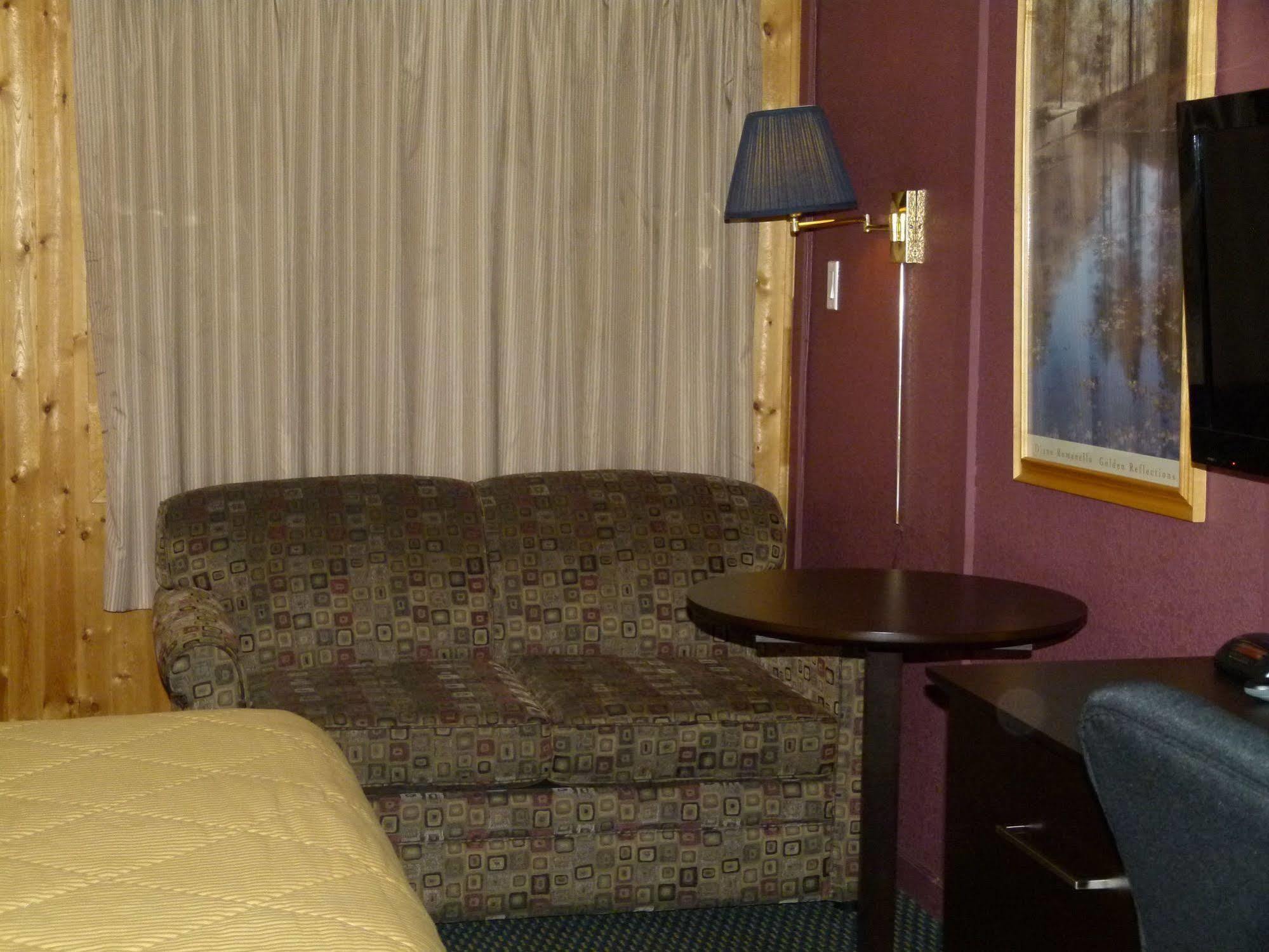 Country Squire Motel Arnprior Buitenkant foto