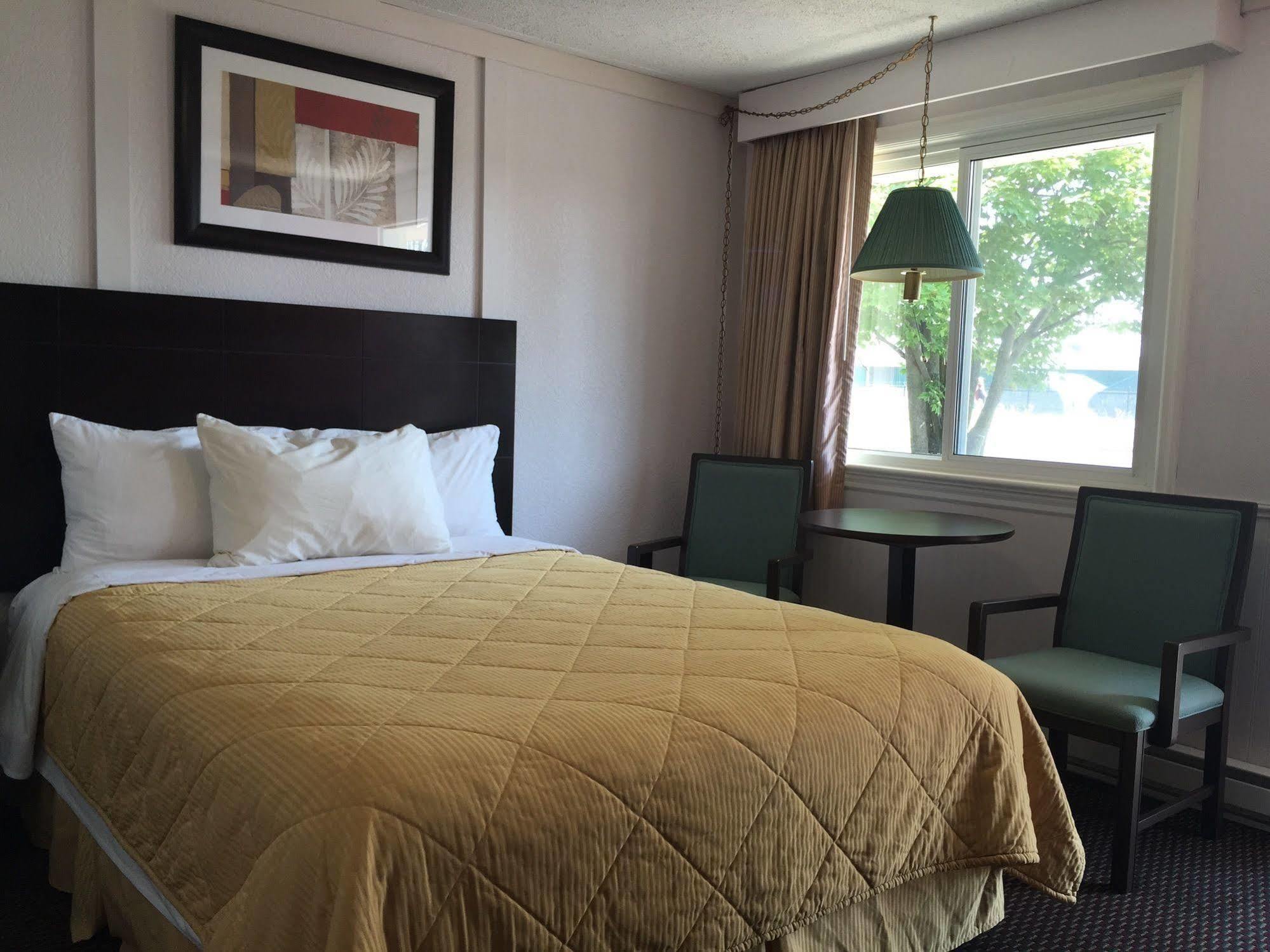 Country Squire Motel Arnprior Buitenkant foto